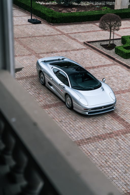 Jaguar XJ220 dans la cour d'un palace, vue d'une fenêtre