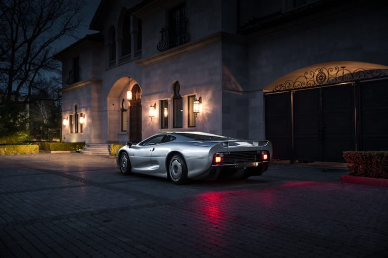 Photo de nuit de la Jaguar XJ220 devant un château