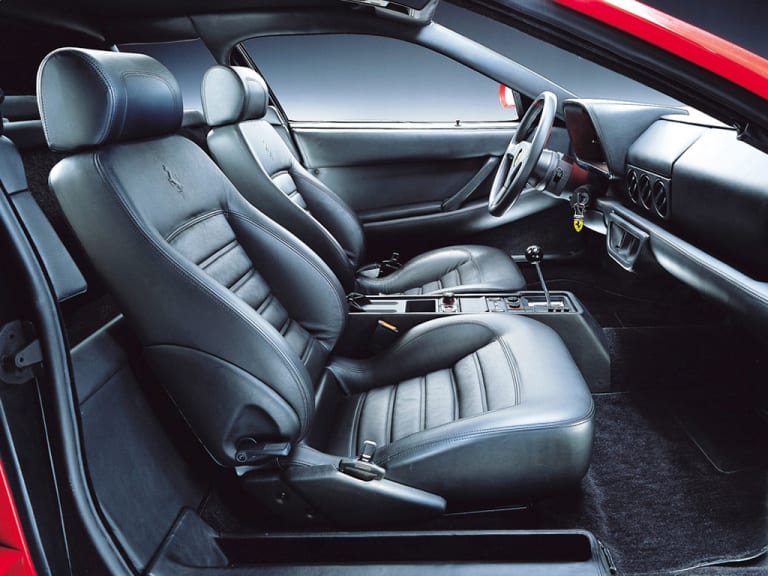 Vue large intérieur de la Ferrari 512 TR