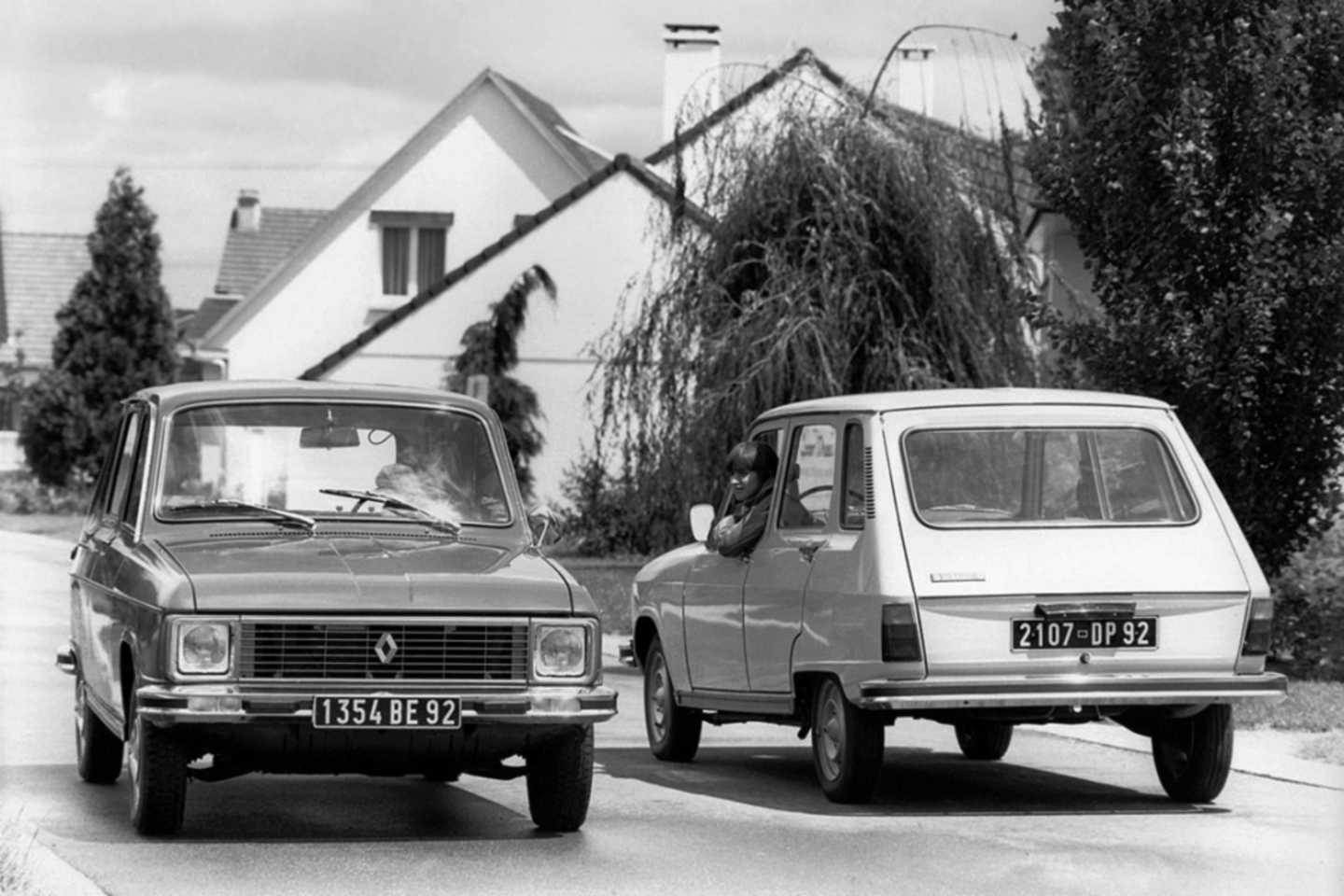Deux Renault 6, l'un de face et l'autre de dos