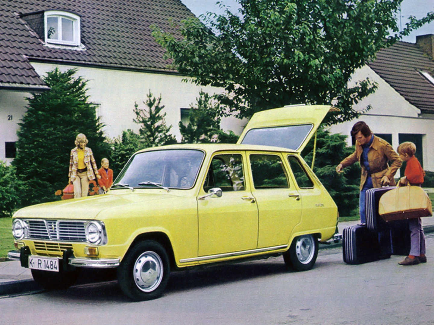 Renault 6 jaune fluo prête pour un départ en vacances