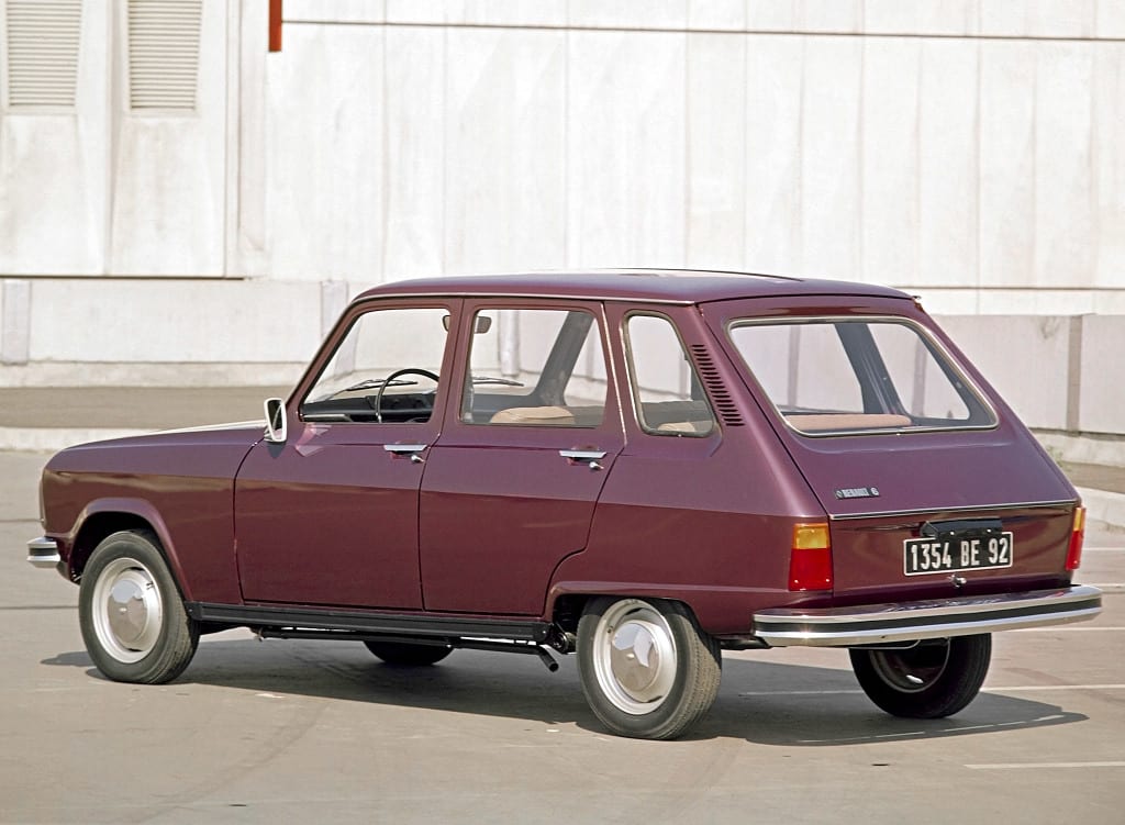 Renault 6 bordeaux de trois quarts arrière