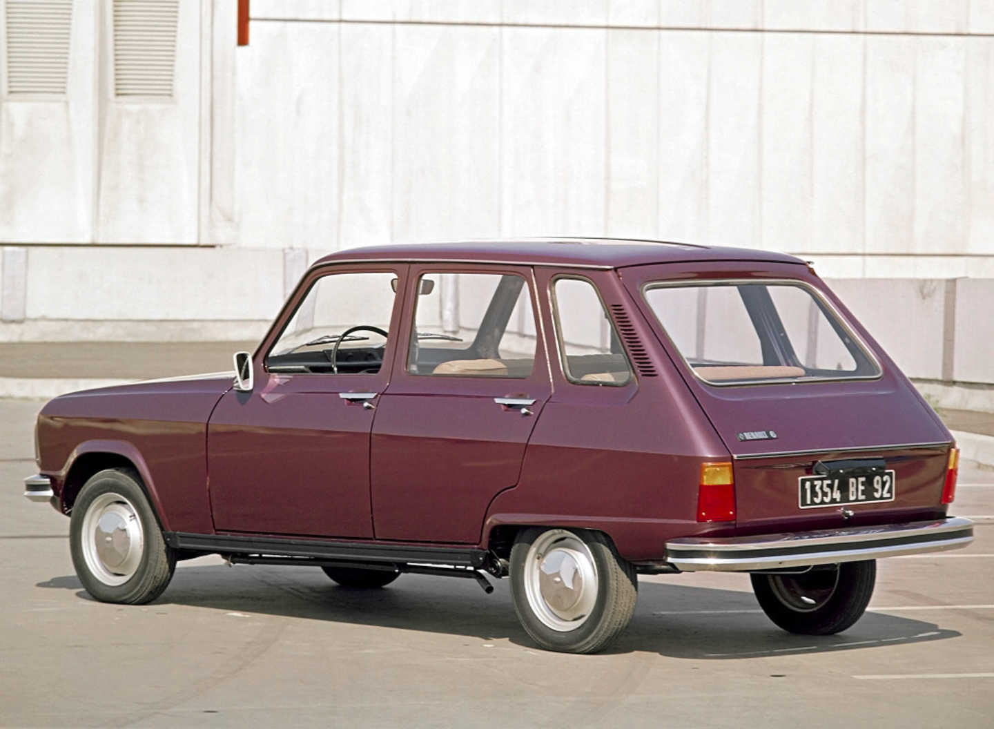 Renault 6 bordeaux de trois quarts arrière