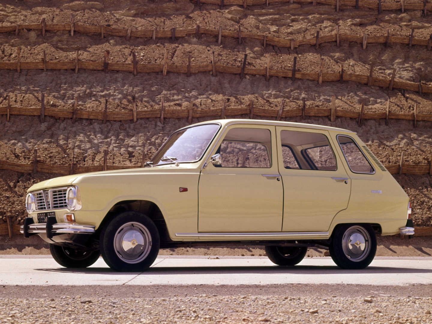 Renault 6 de profil