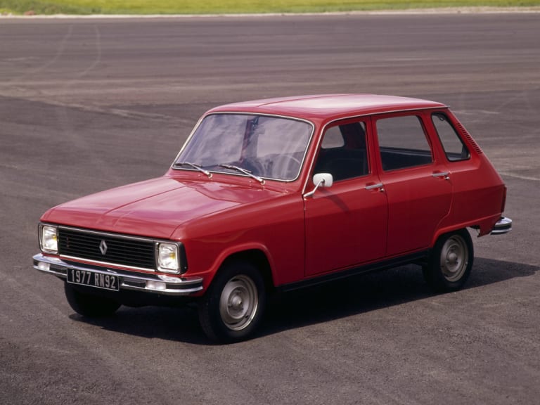 Renault 6 rouge vue de trois quarts avant