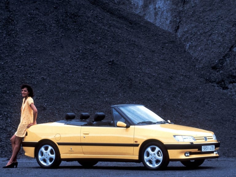 Peugeot 306 Cabriolet jaune, une dame est assise sur l'arrière du véhicule