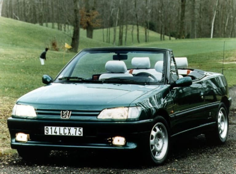 Peugeot 306 Cabriolet verte sur un terrain de golf