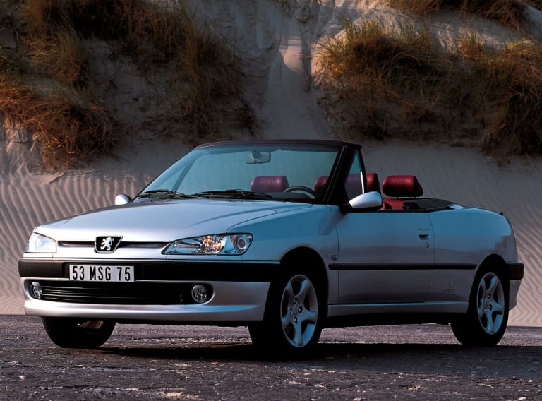 Peugeot 306 Cabriolet parmi les dunes de sable