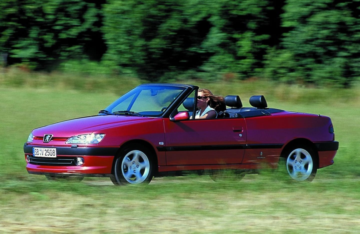 Peugeot 306 Cabriolet roulant sur route
