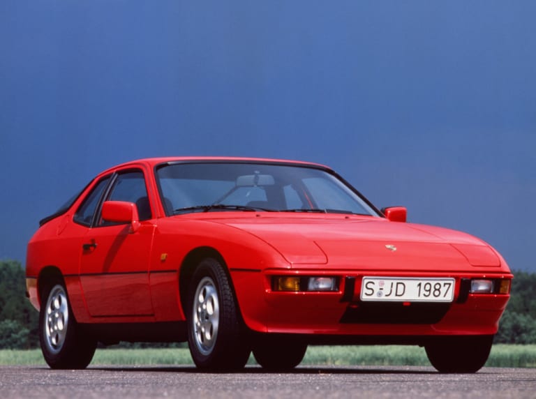 Vue avant d'une Porsche 924 S rouge