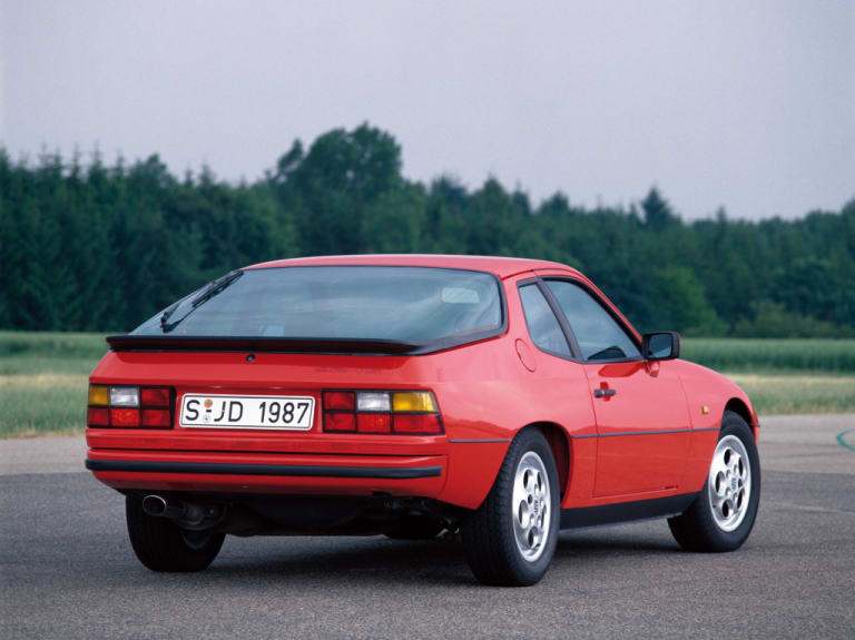 Vue arrière d'une Porsche 924 S rouge