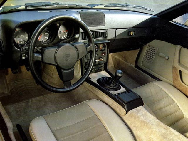 Intérieur cuir noir et beige d'une Porsche 924 S