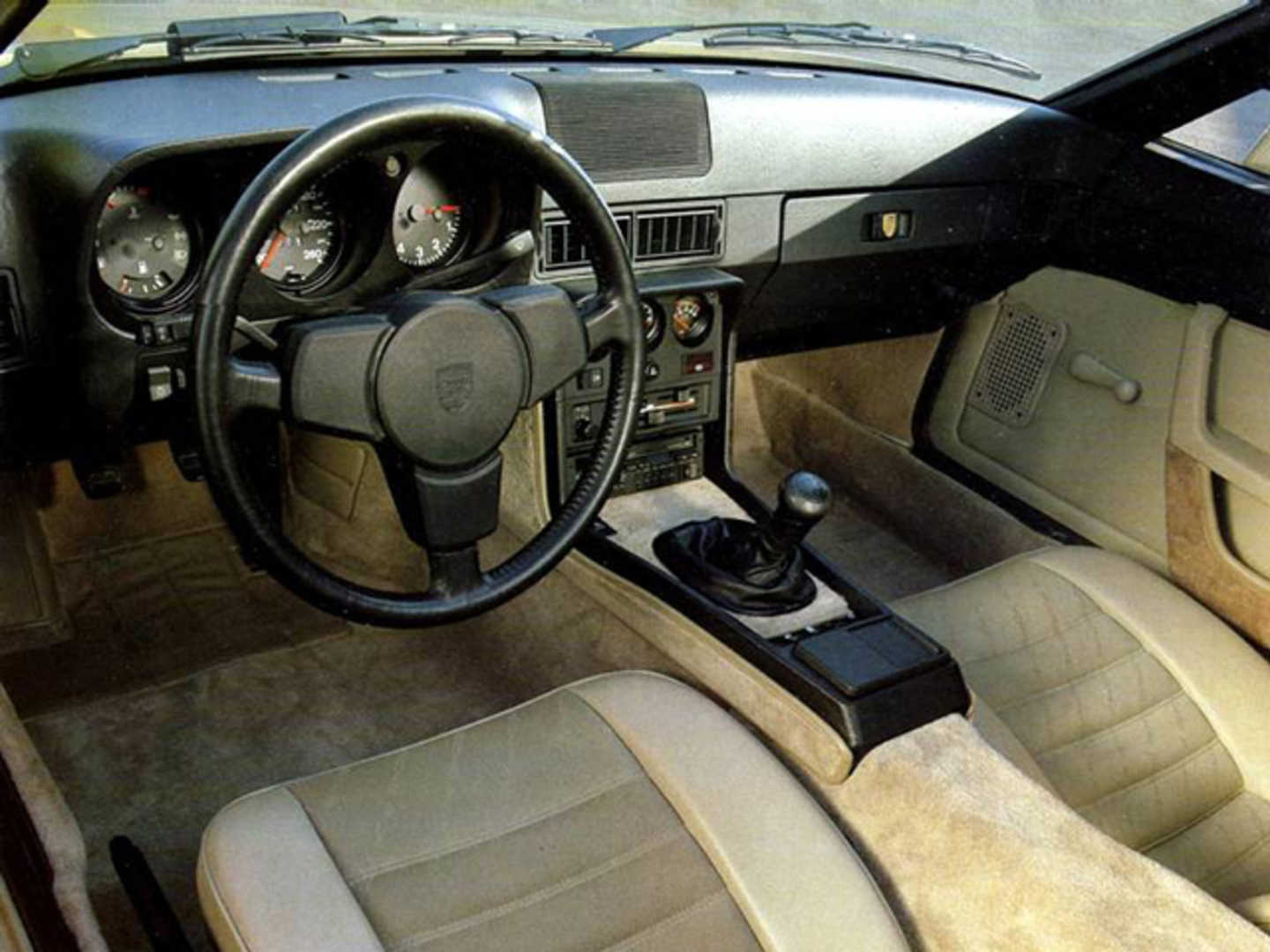 Intérieur cuir noir et beige d'une Porsche 924 S