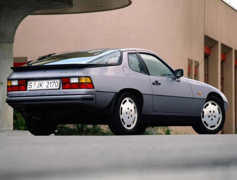 Arrière d'une Porsche 924 S grise devant un bâtiment