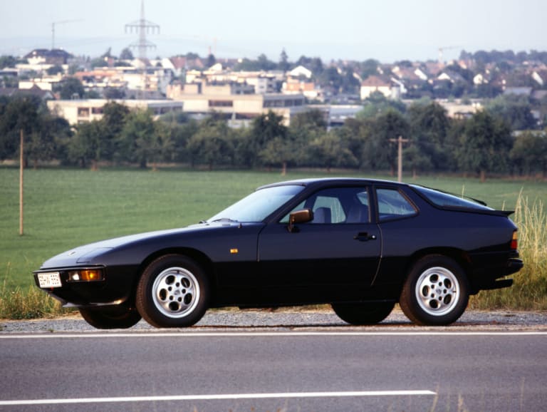 Profil d'une Porsche 924 S noire