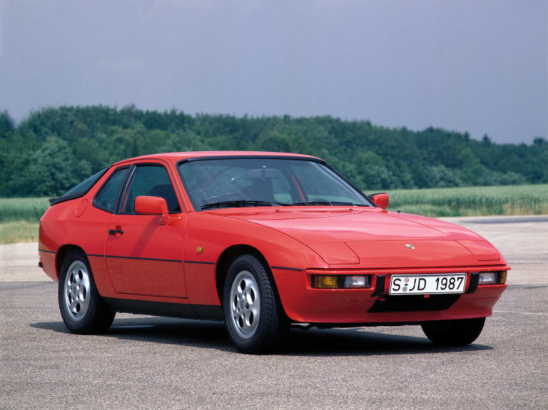Trois quarts avant d'une Porsche 924 S rouge
