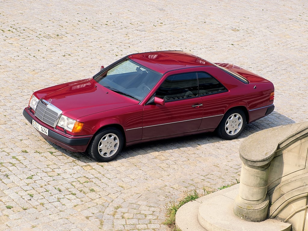 C124 Coupé rouge dans une cour