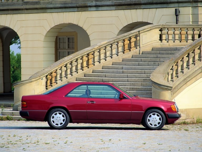 C124 Coupé vue de profil devant l'escalier d'un château