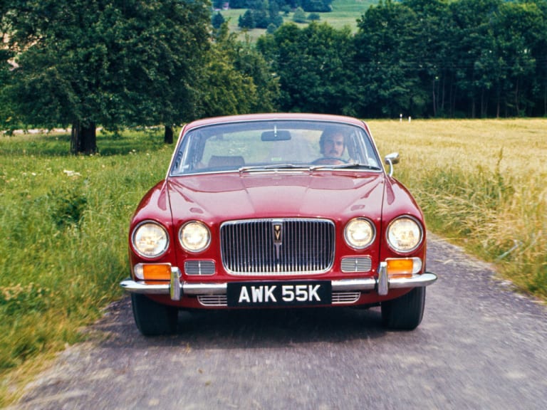 Jaguar XJ12 vue de face sur route