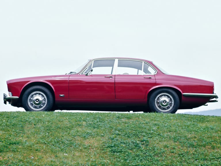 Jaguar XJ12 rouge vue de profil