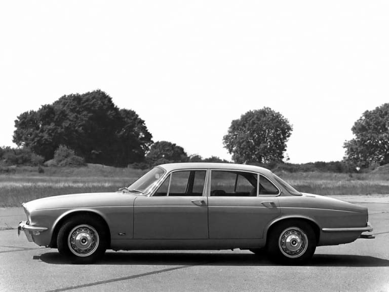 Photo noir et blanc de la Jaguar XJ12