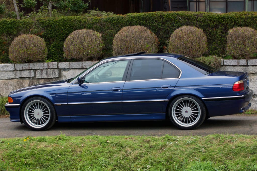 Alpina bleue vue de profil