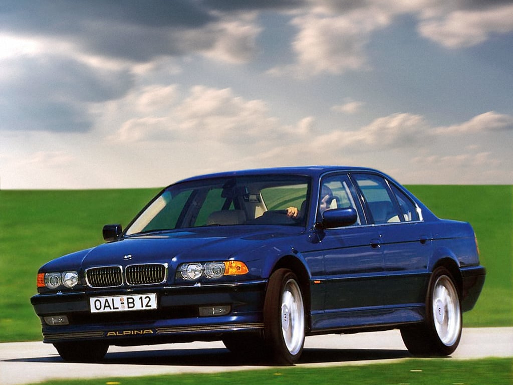 Alpina bleue en train de rouler