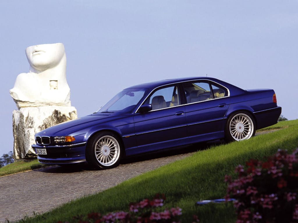 Photo de côté d'une Alpina bleue