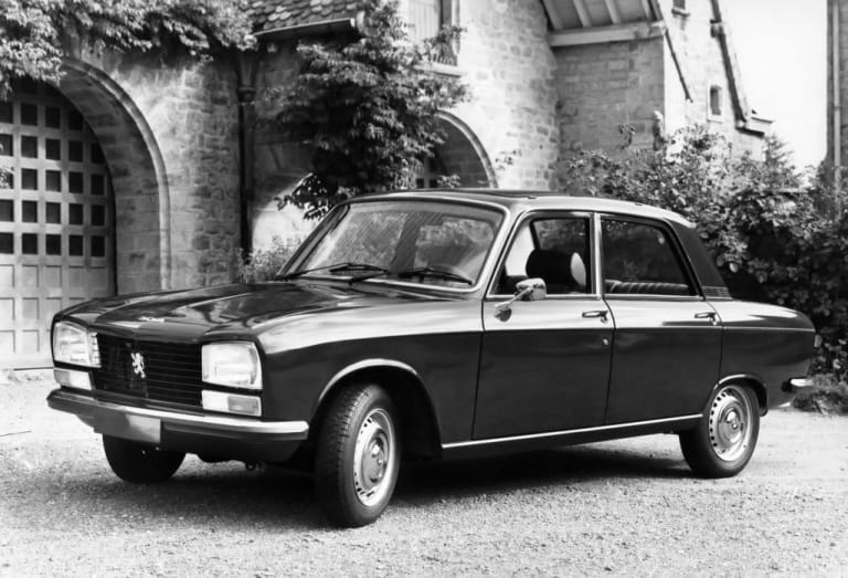 Photo en noir et blanc d'une Peugeot 304 S