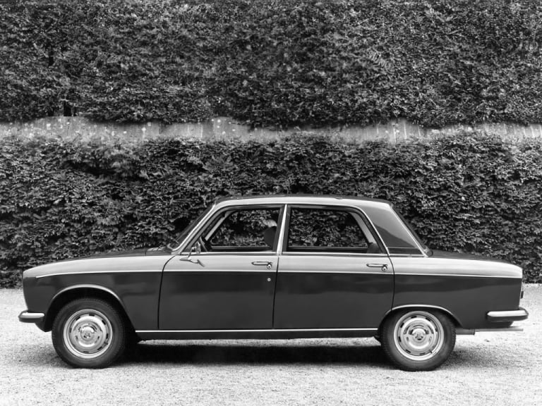 Profil noir et blanc d'une Peugeot 304 S