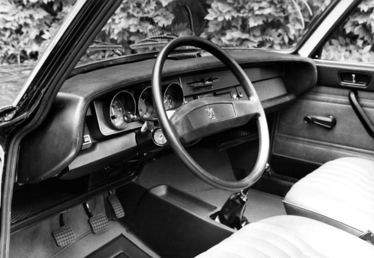 Vue intérieur en noir et blanc d'une Peugeot 304 S