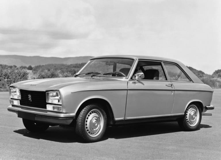 Peugeot 304 S vue de trois quarts avant en noir et blanc