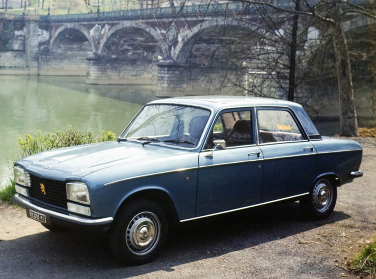 Peugeot 304 S bleue vue de trois quarts avant au bords d'une rivière
