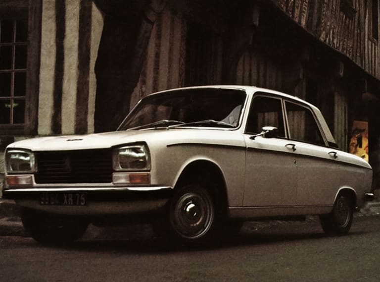 Peugeot 304 S vue de face en contre-plongée