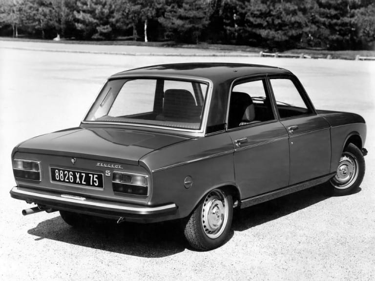 Photo en noir et blanc d'une Peugeot 304 S vue de derrière
