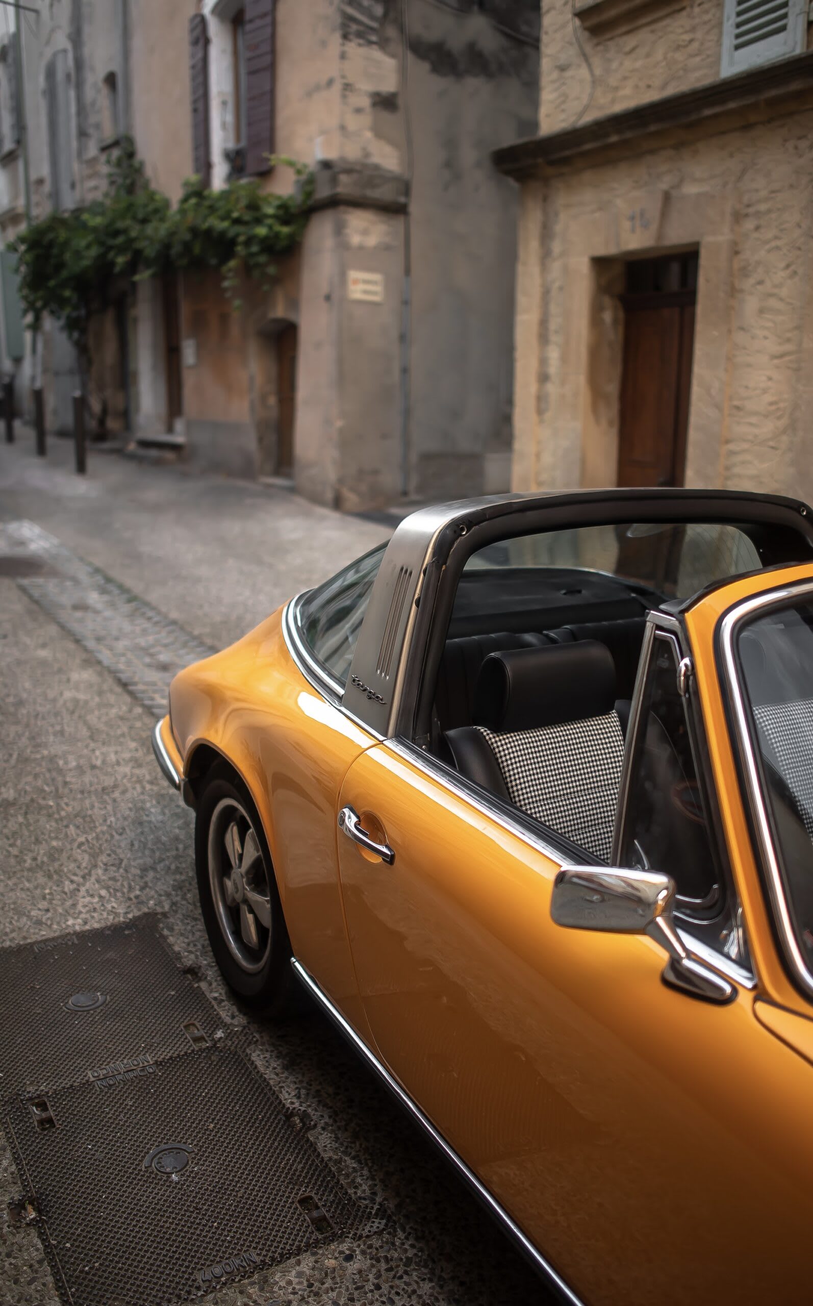 Zoom sur l'arrière de la Porsche