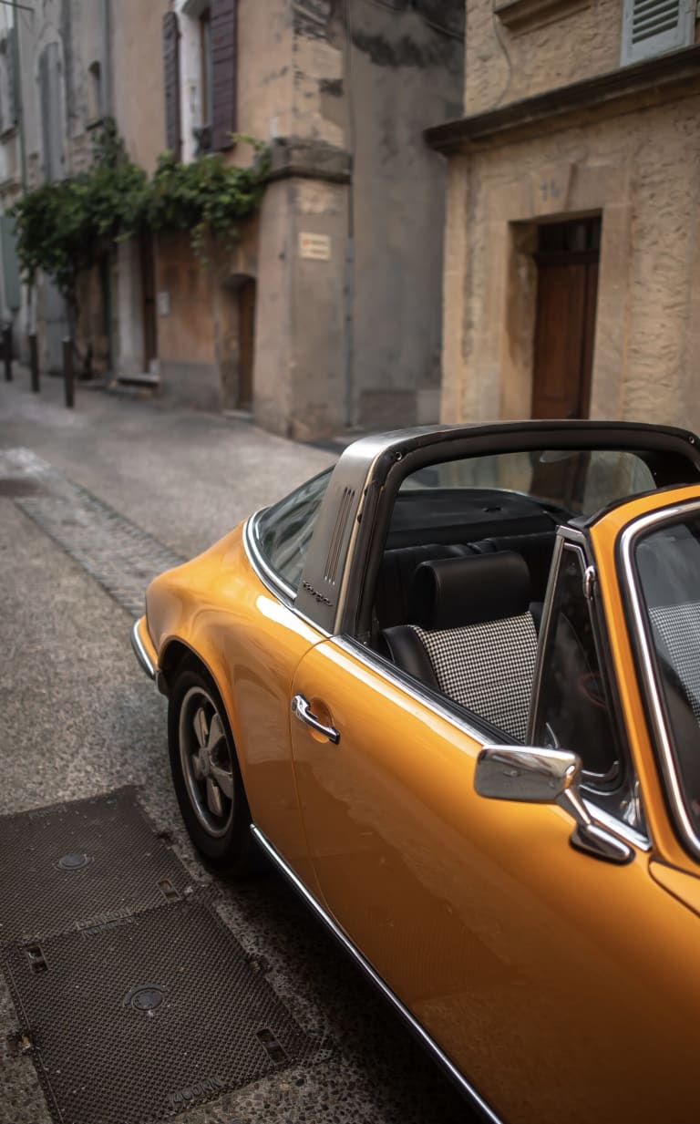 Zoom sur l'arrière de la Porsche