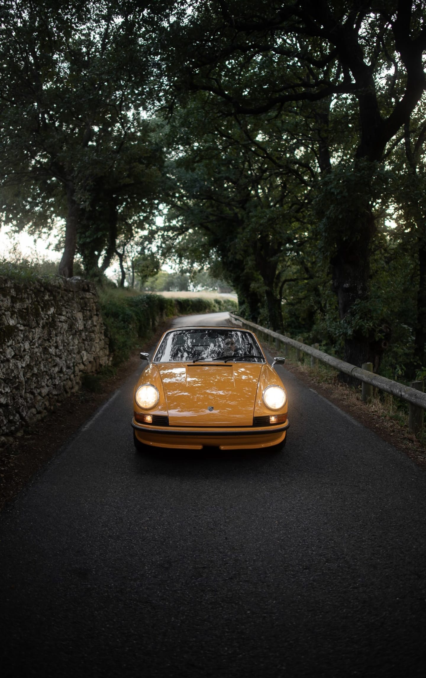 La Porsche de Vincent sur la route avec les phares allumés