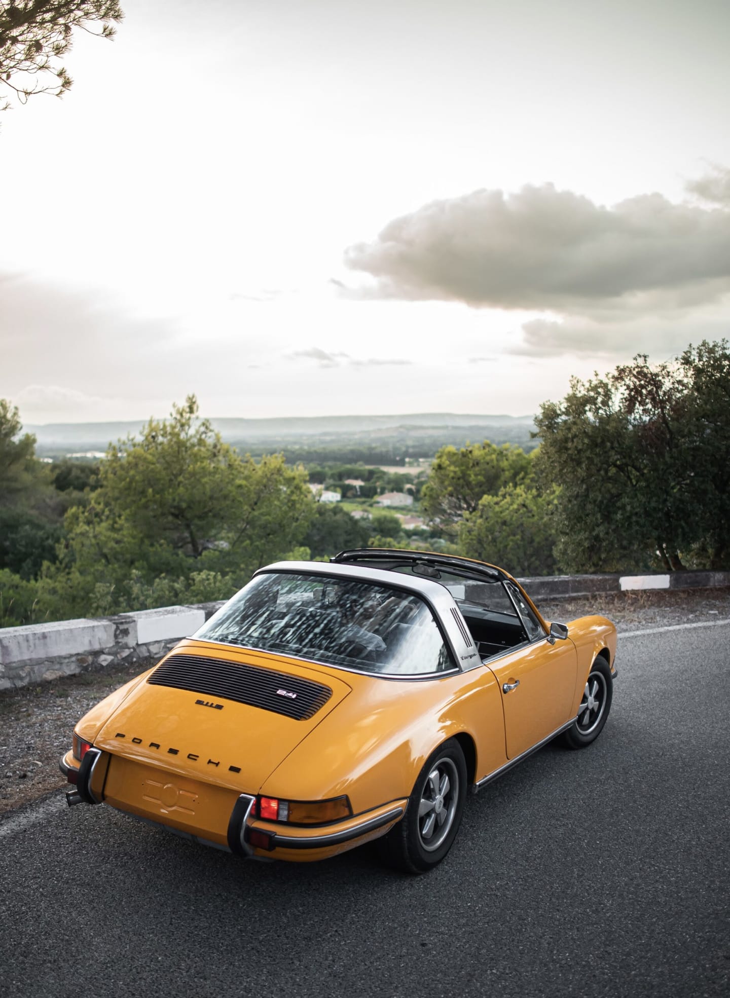 La Porsche orange de Vincent vue de dos