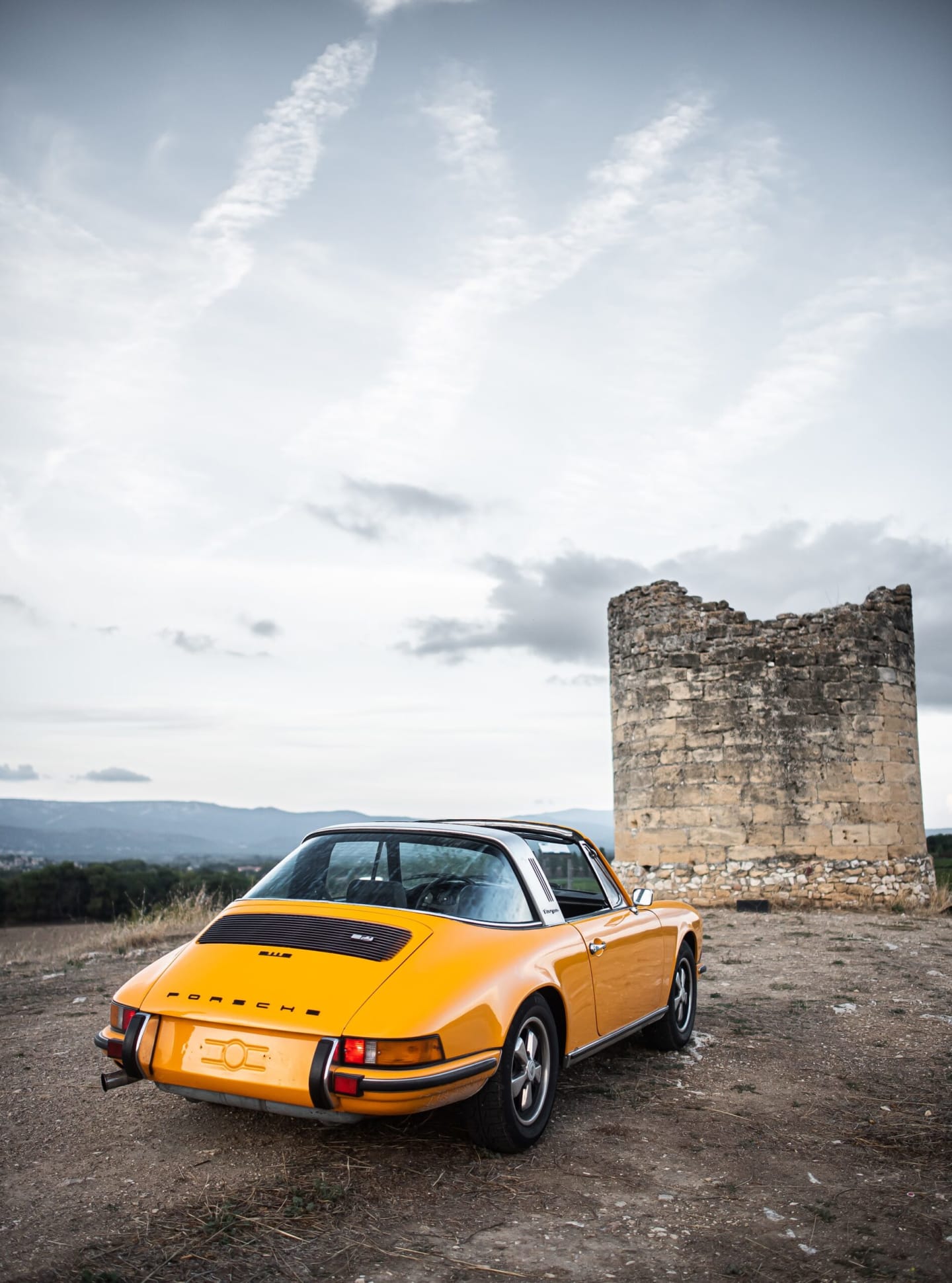 La Porsche 911 devant une tourelle en ruine