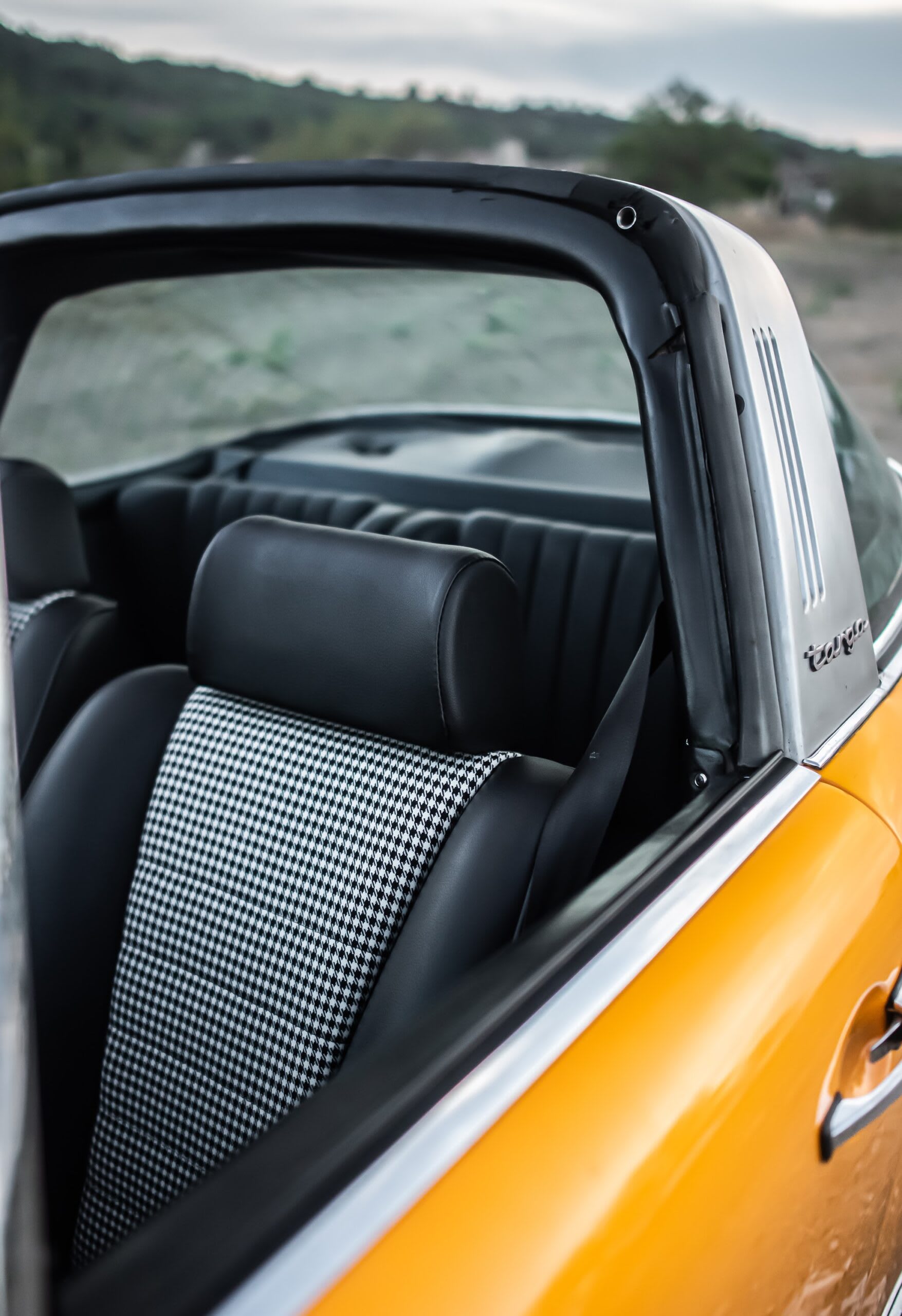 Zoom sur la sellerie de la Porsche