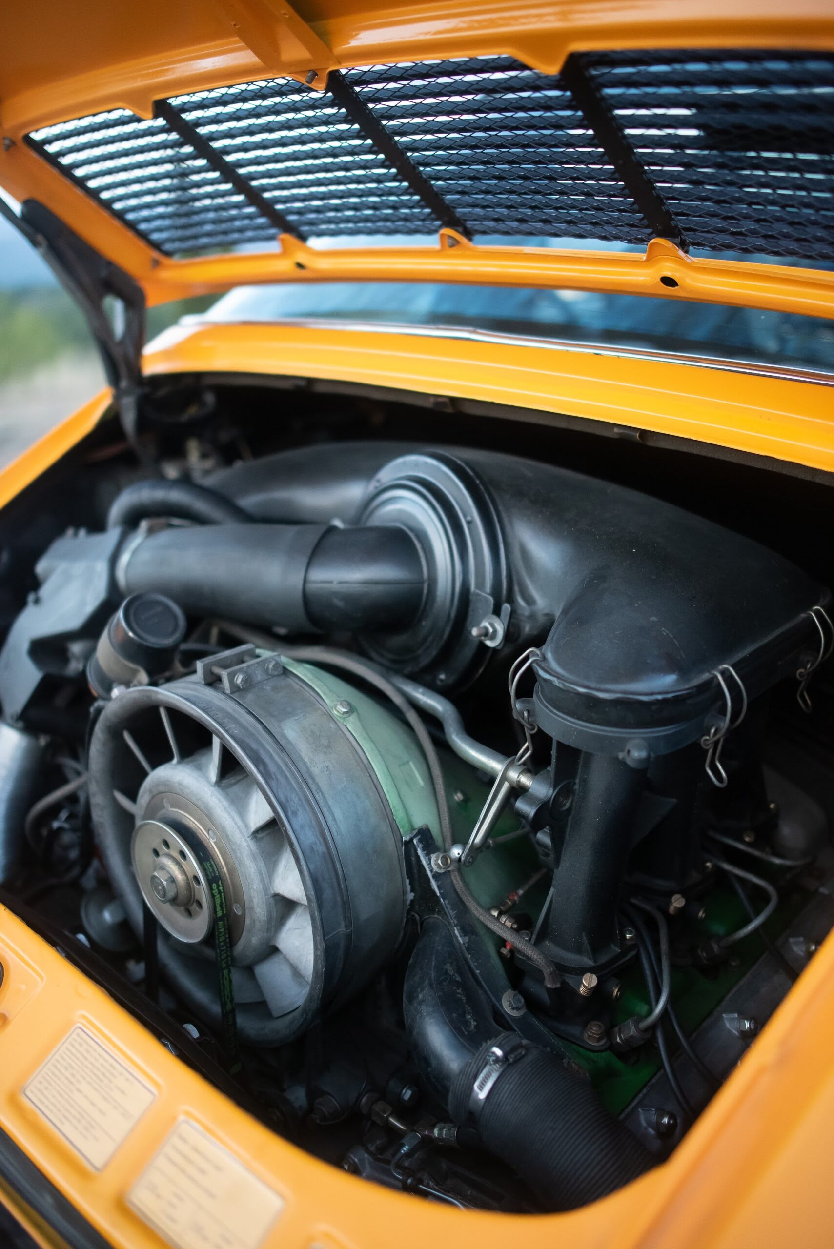 Vue de la baie moteur de la Porsche 911