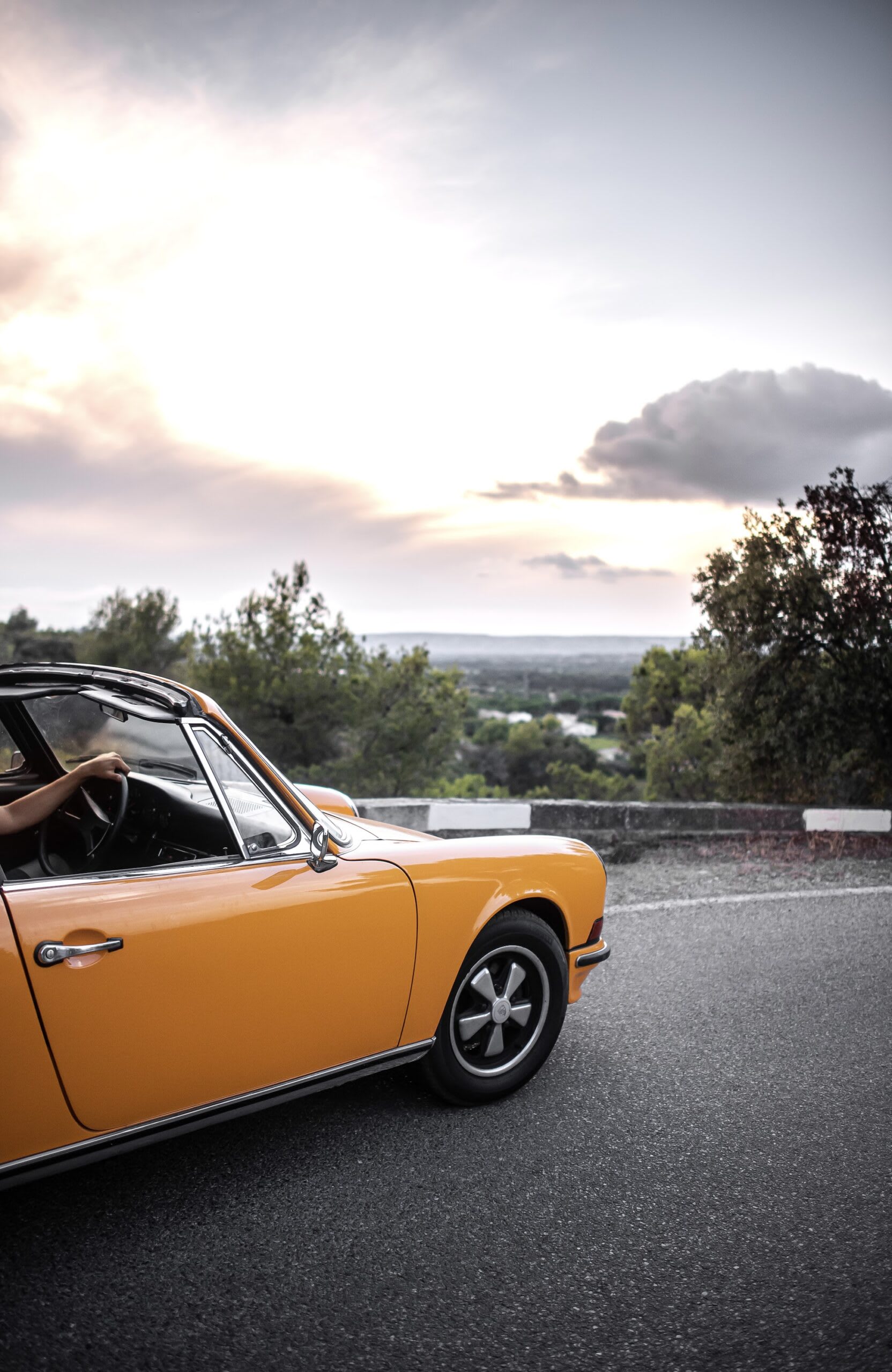 Avant de la Porsche 911 avec un coucher de soleil en fond