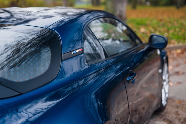 Zoom trois quarts arrière, on y voit le drapeau français sur la carrosserie