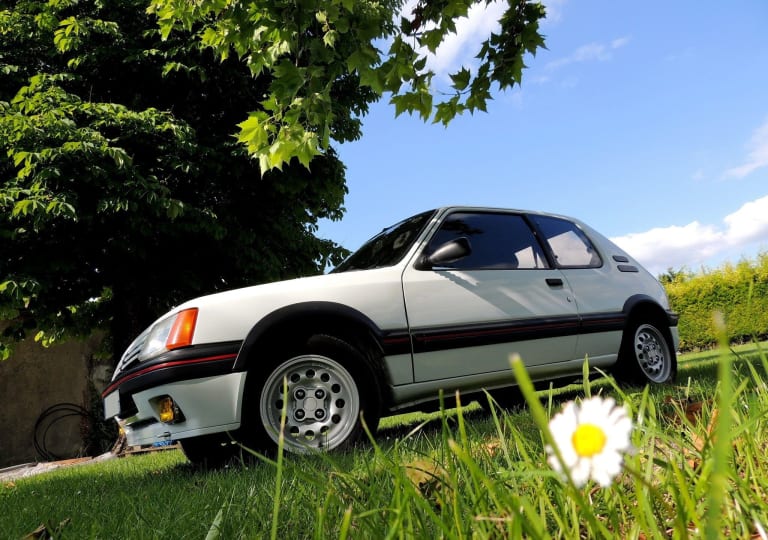 205-blanc-cars-coupe-wallpaper-166787fb8608bd0d1a489f8372e200cf-aspect-ratio-2048-1440.jpg