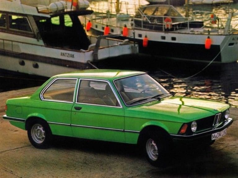 BMW Série 3 E21 verte en stationnement au port