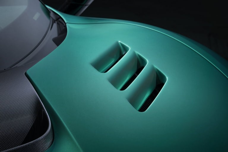 4-le-chassis-est-abaisse-de-5-mm-sur-des-ressorts-en-titane-alors-que-les-amortisseurs-sont-ceux-de-le-296-gt3-l-air-est-dirige-vers-le-pare-chocs-grace-au-nouveau-tampon-aerodynamique-avant.jpg