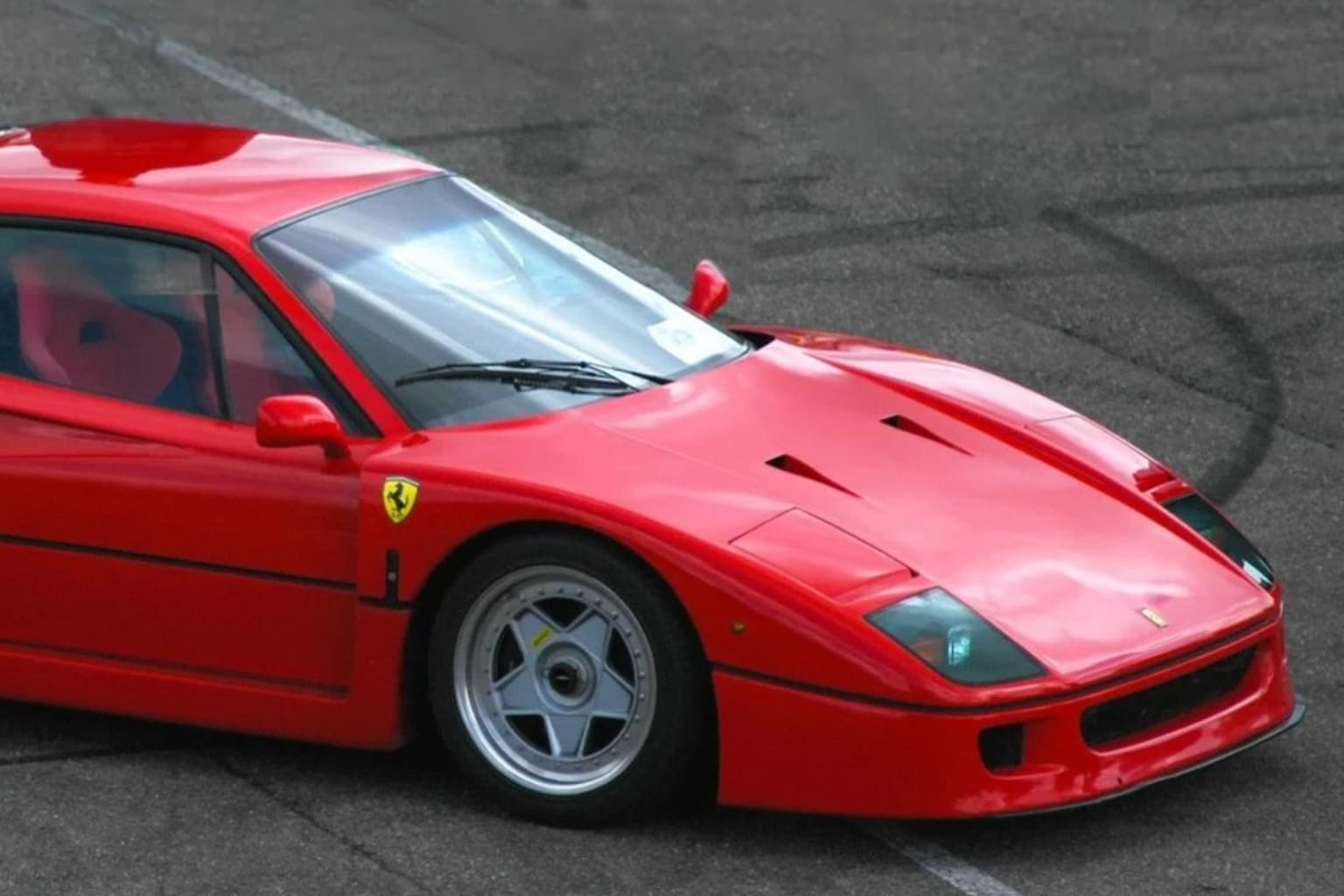 Il repère deux Ferrari F40 sur Google Maps, il traverse l'Espagne pour les voir