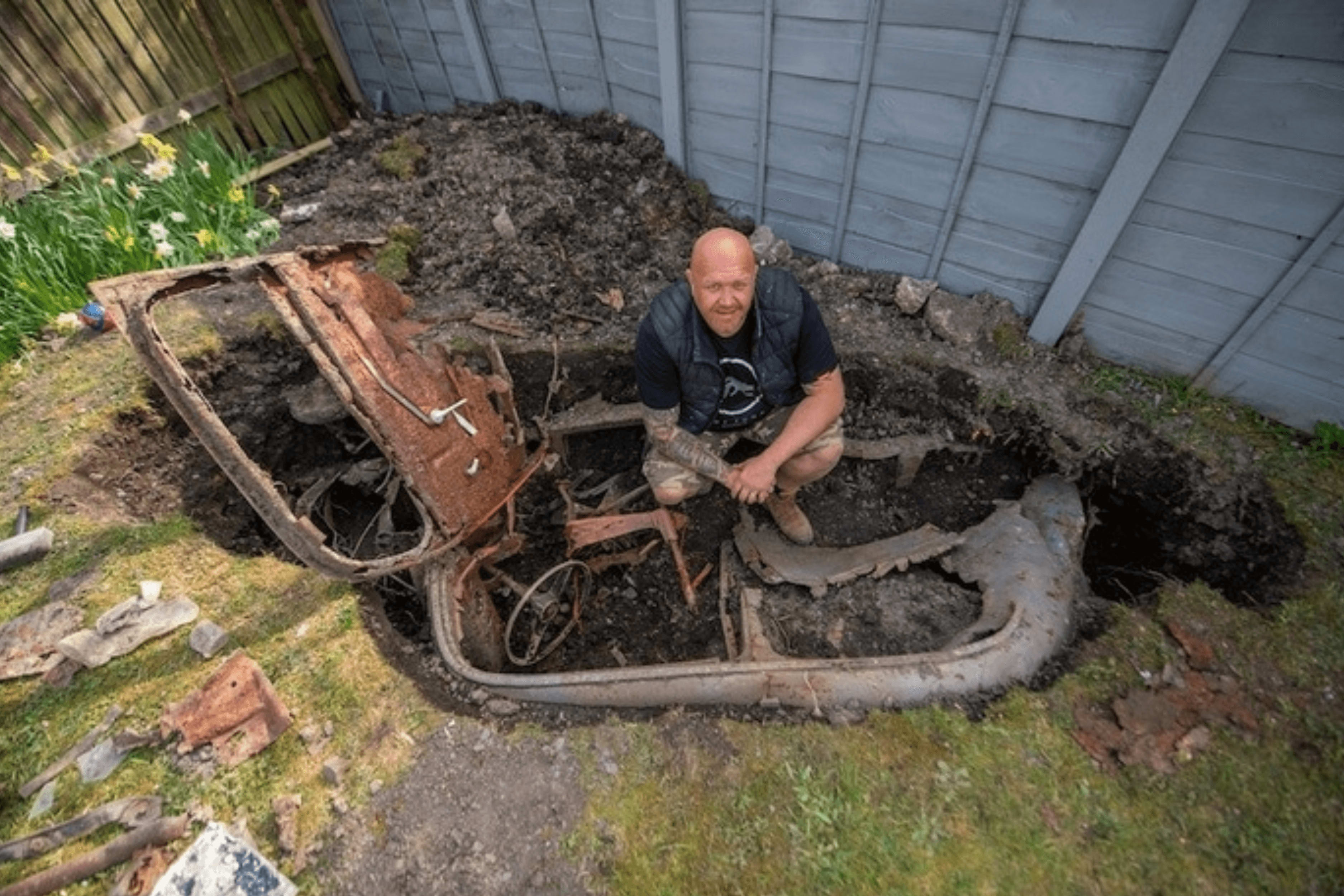 En creusant dans son jardin, il découvre une Ford des années 1950 enfouie depuis 1964
