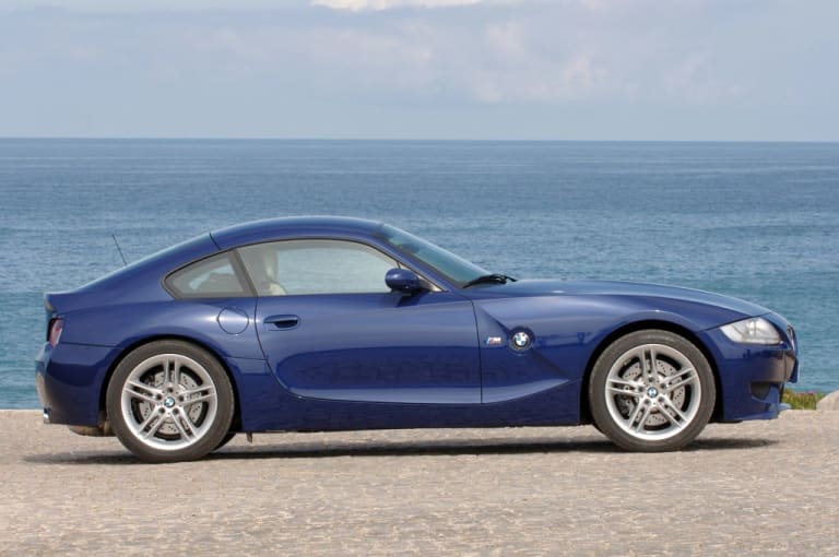 Voiture BMW Z4 M coupé vue de de côté sur un arrière fond de mer